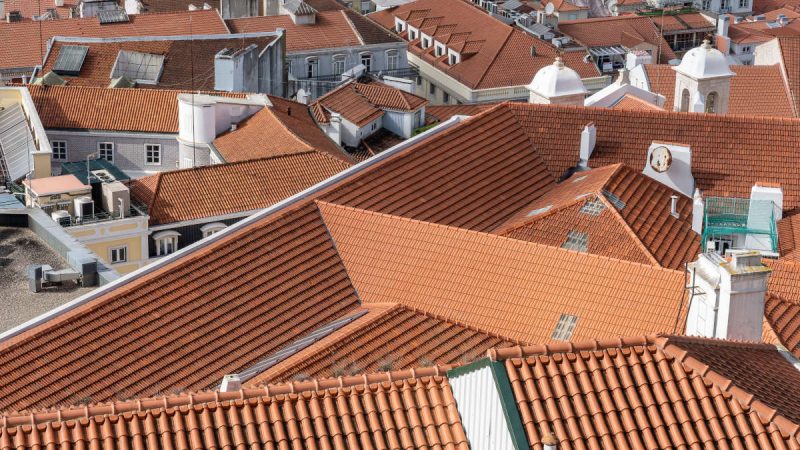 Quel est le prix au m² d’une couverture en Vosges : tuiles, ardoise, zinc et bac acier ?