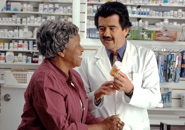 Médicaments chez les seniors : stratégies efficaces pour éviter les effets secondaires