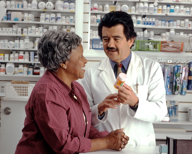 Médicaments chez les seniors : stratégies efficaces pour éviter les effets secondaires